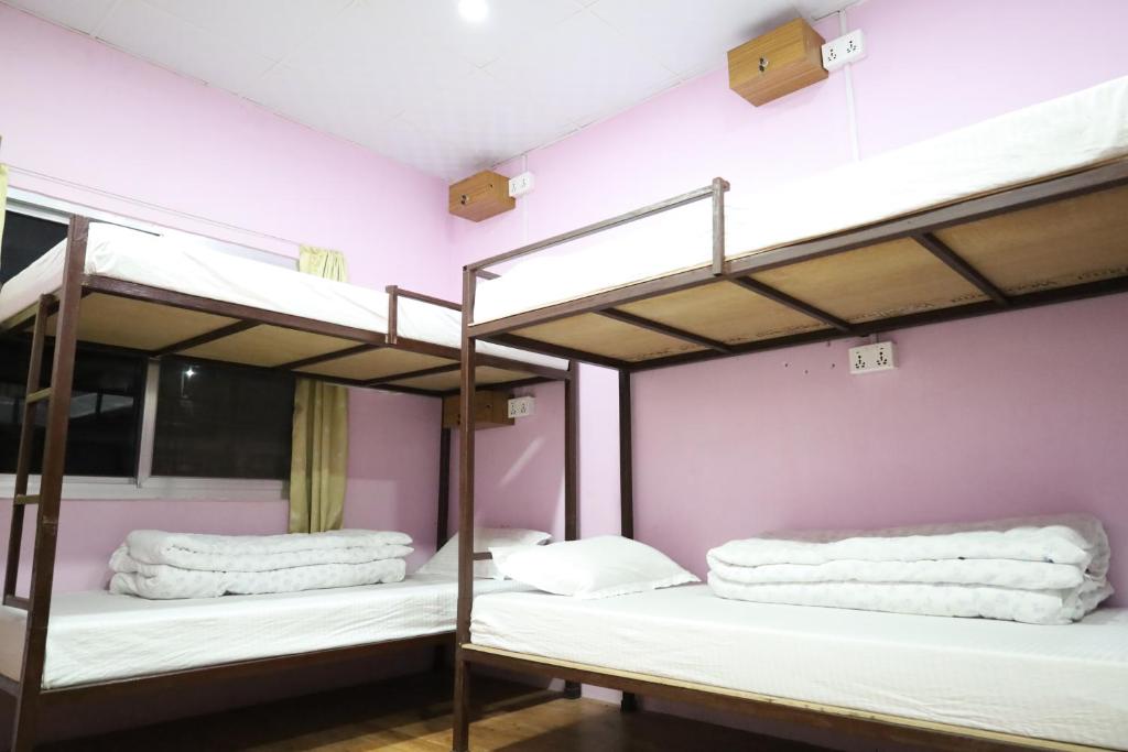 Двуетажно легло или двуетажни легла в стая в Margik Backpackers Hostel