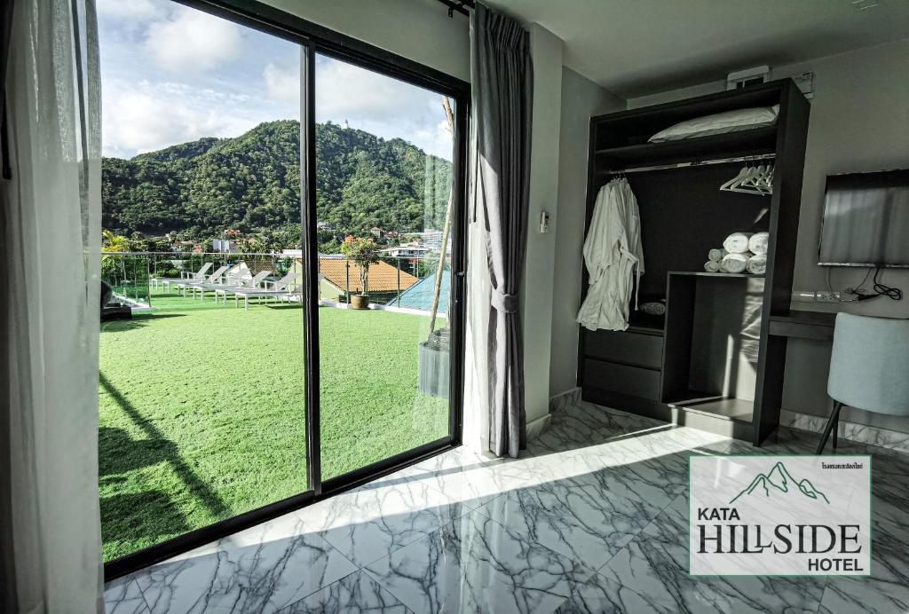 Nespecifikovaný výhled na hory nebo výhled na hory při pohledu z hotelu
