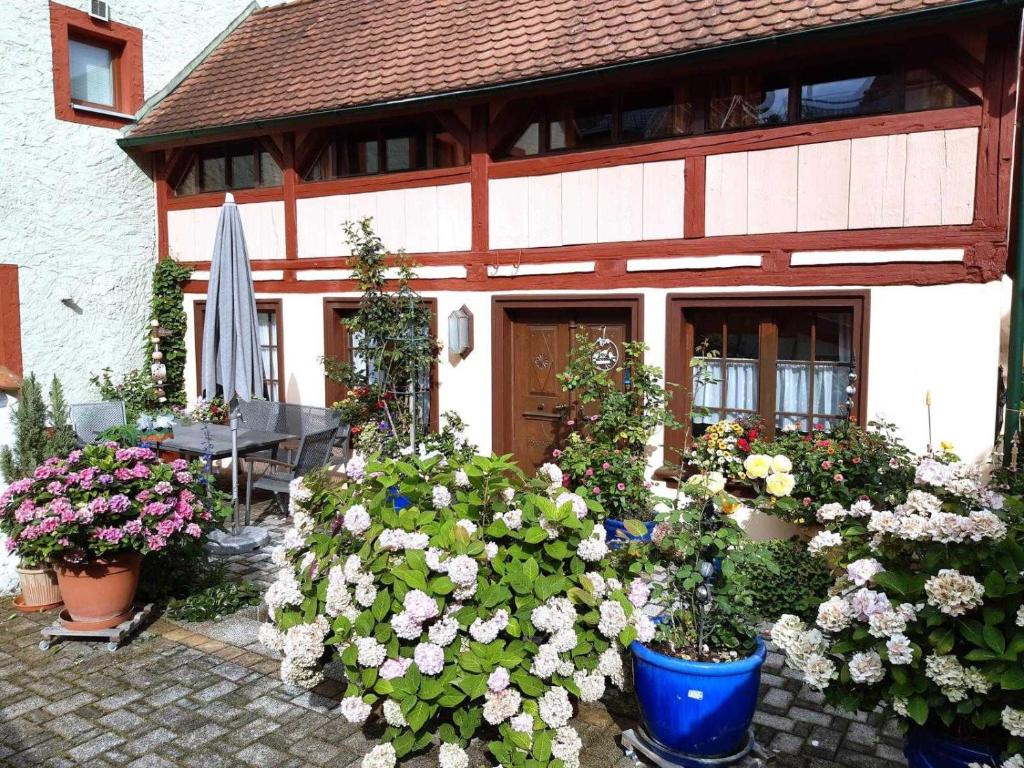 a bunch of flowers in front of a house at Ferienhäuschen Rosi Brehm in Hollfeld