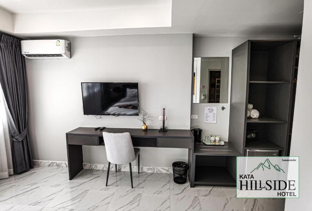 TV a/nebo společenská místnost v ubytování Kata Hillside Hotel