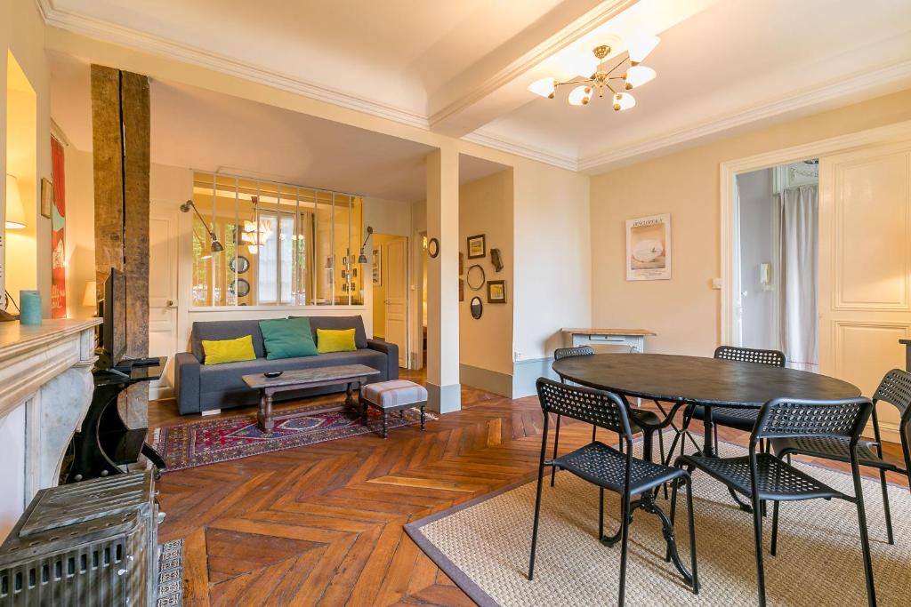 - un salon avec une table et un canapé dans l'établissement Le Saint Michel, à Dijon