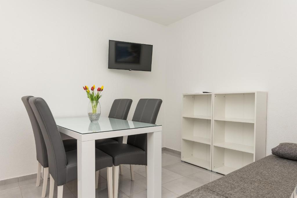 Televízia a/alebo spoločenská miestnosť v ubytovaní Apartments M&A