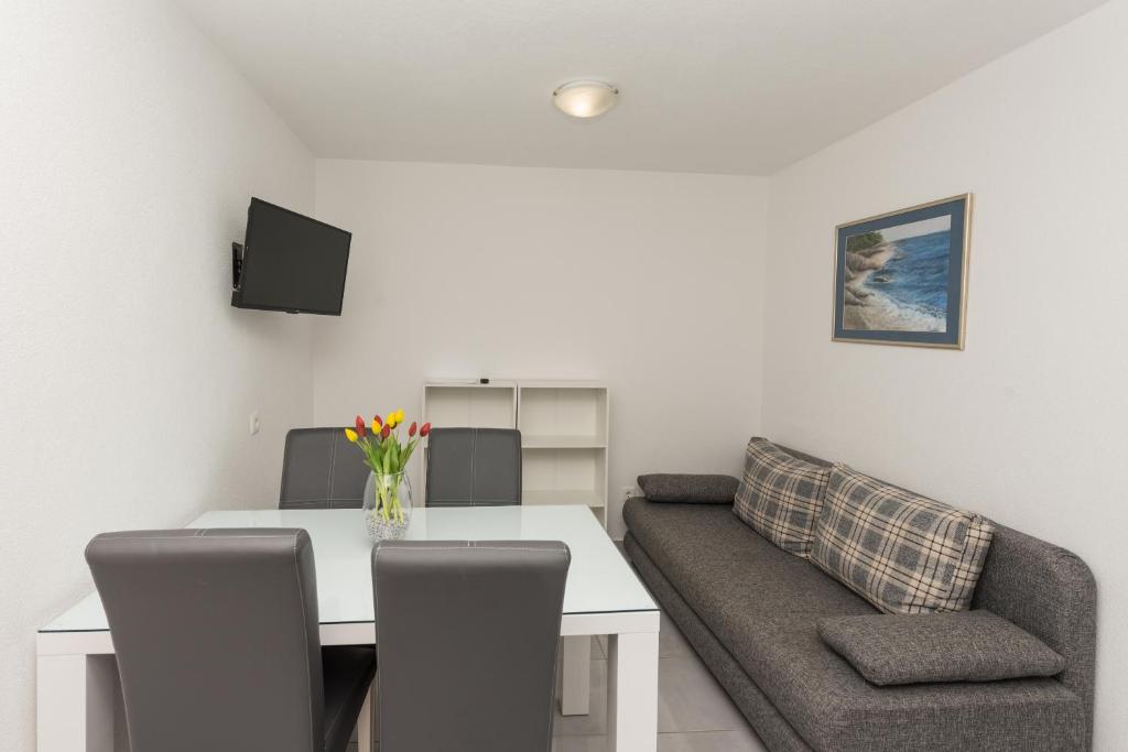 Televízia a/alebo spoločenská miestnosť v ubytovaní Apartments M&A