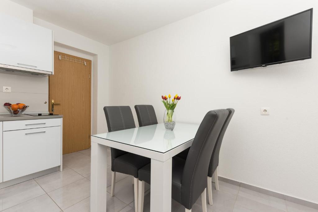 Televízia a/alebo spoločenská miestnosť v ubytovaní Apartments M&A