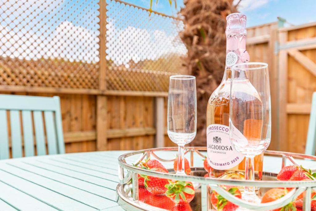 - une bouteille de champagne et deux verres sur une table dans l'établissement BOURNECOAST: LOVELY ANNEX WITH PATIO NR BEACH-5286, à Bournemouth