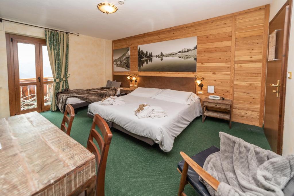 Postel nebo postele na pokoji v ubytování Hotel Gran Baita