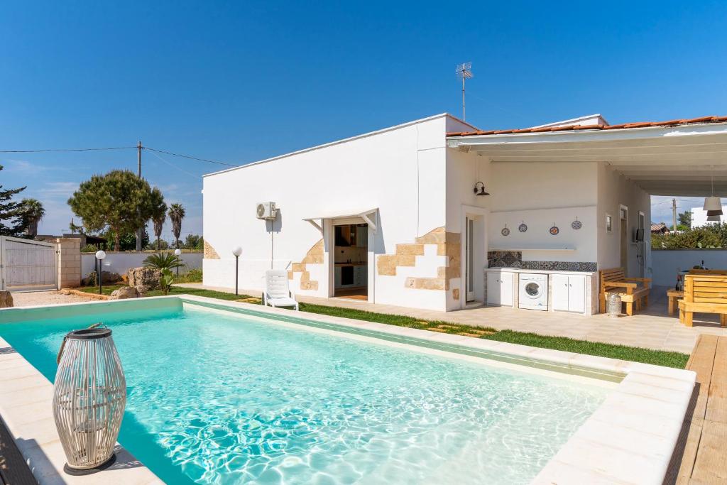 een zwembad voor een huis bij Villa Marcella by BarbarHouse in Torre Suda