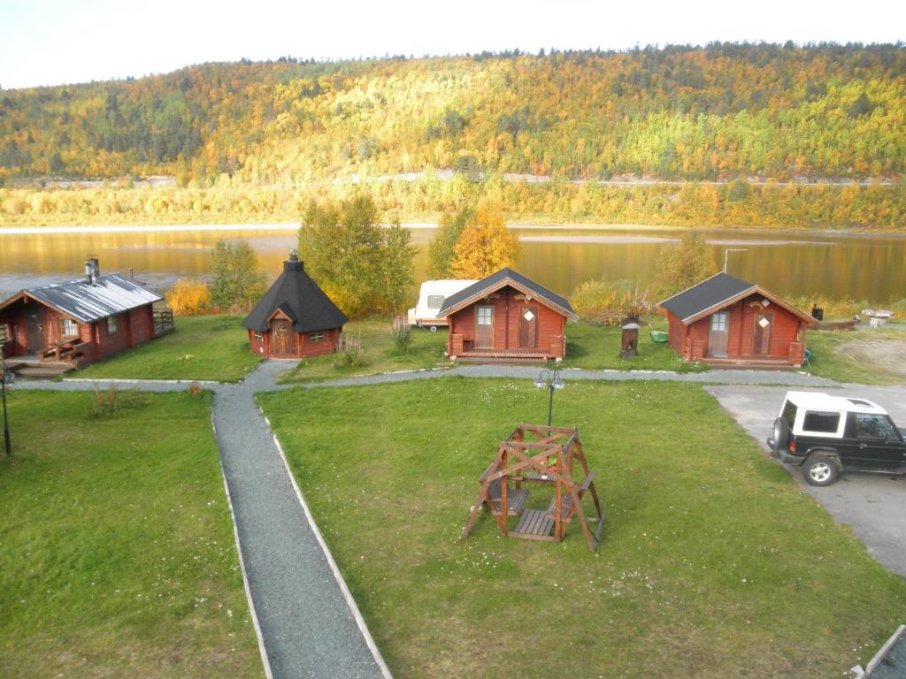 uma vista aérea de uma aldeia com casas e um parque infantil em Tenon Eräkievari em Karigasniemi