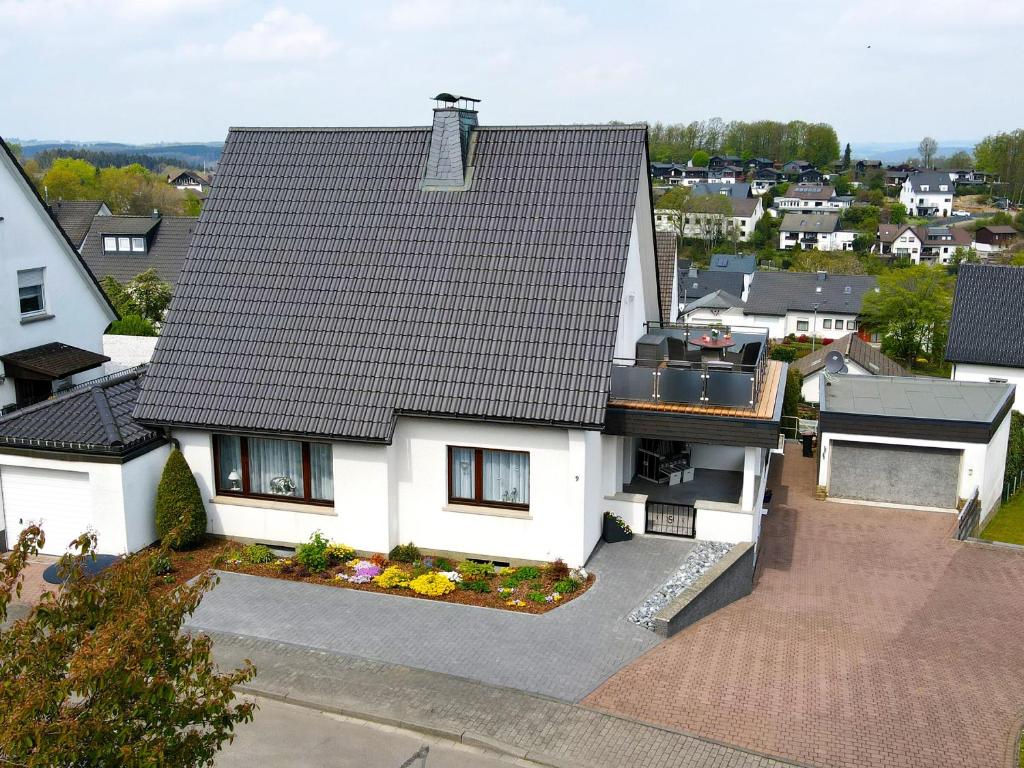 una vista aérea de una casa blanca con techo en Ferienwohnungen Schimsheimer Rhode en Olpe