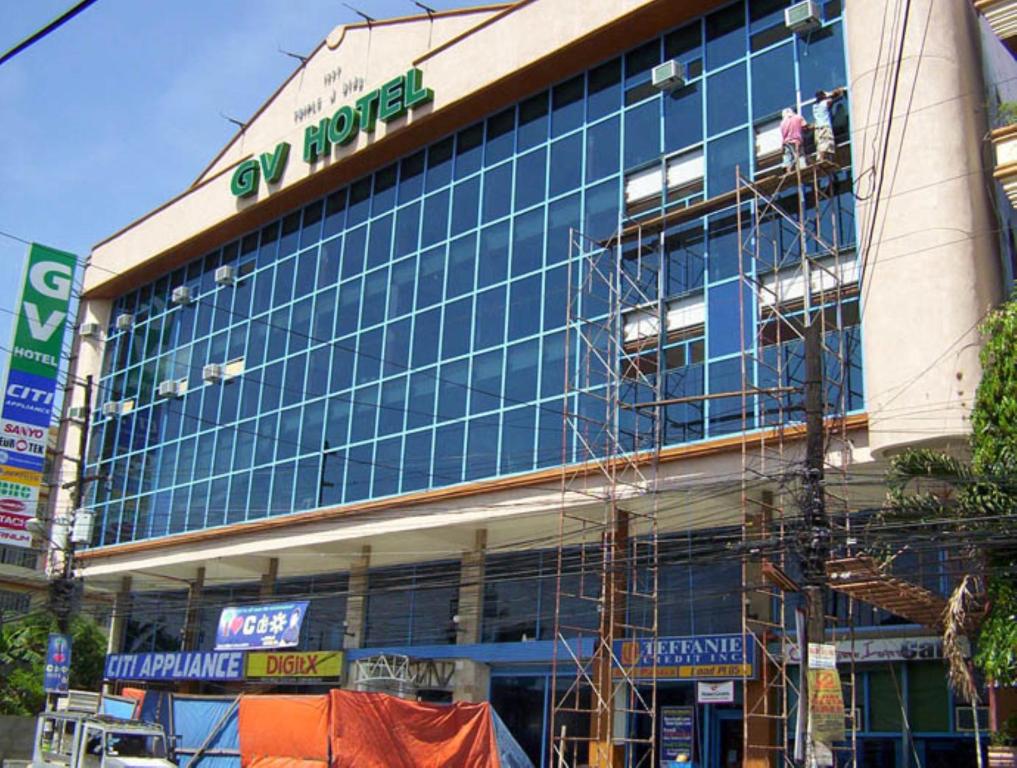 un edificio en construcción con andamios delante en GV Hotel - Cagayan de Oro, en Cagayan de Oro