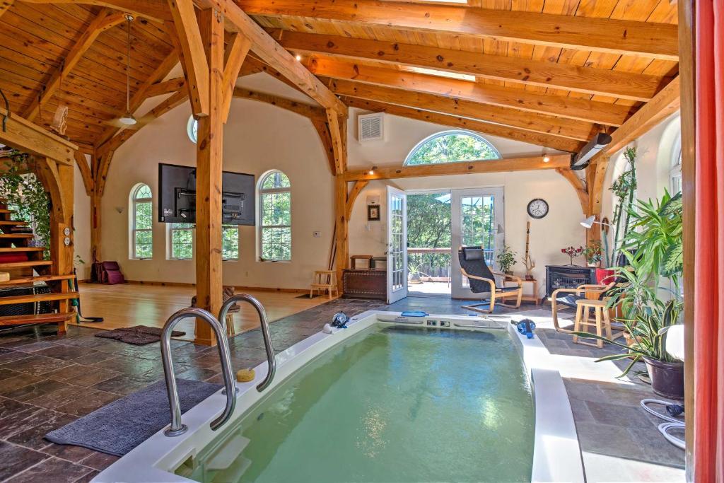 einen Innenpool in einem Haus mit Holzdecken in der Unterkunft Table Rock Retreat - Spacious Private Pool Home In The Mountains home in Lakemont