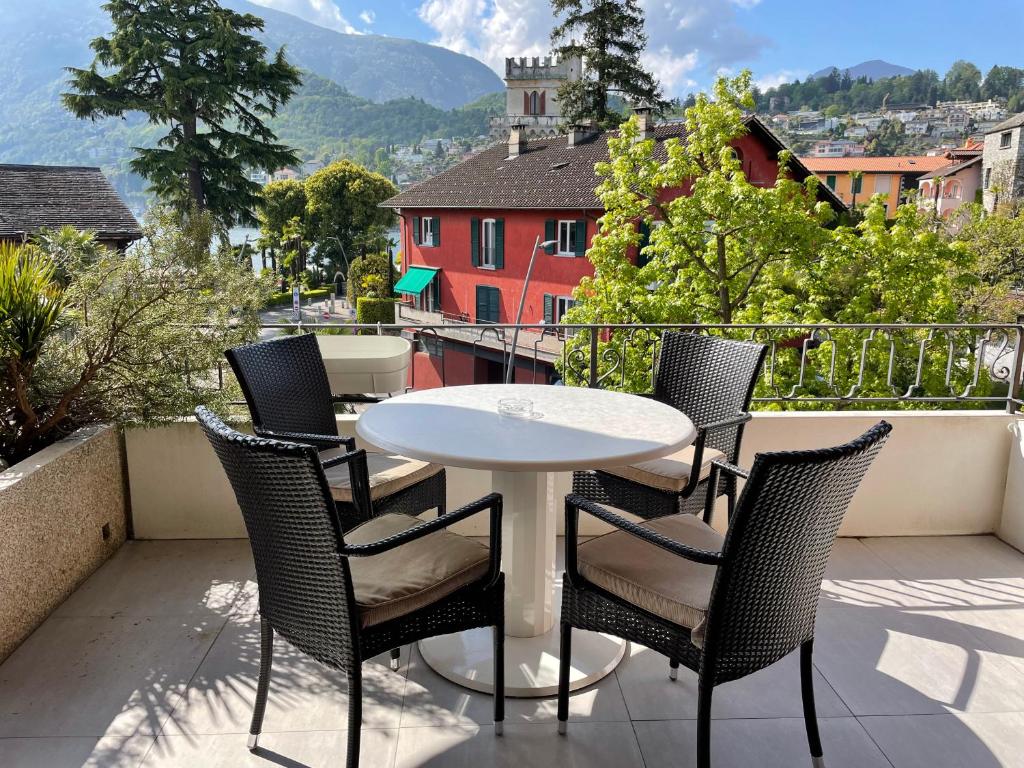 um pátio com uma mesa e cadeiras numa varanda em Ascona: ORTO DEGLI ANGIOLI em Ascona