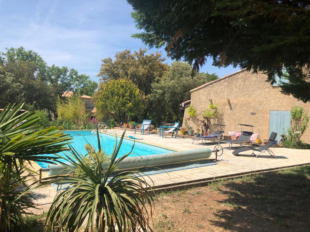 Piscina a LUBERON DES ARTISTES 2 o a prop