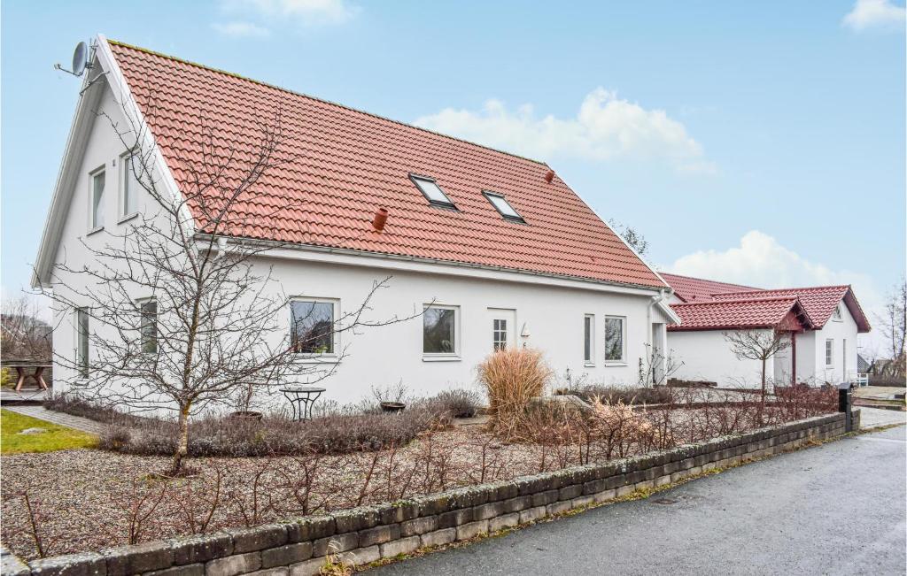 Biały dom z czerwonym dachem w obiekcie Nice Home In Kivik With Wifi w mieście Kivik