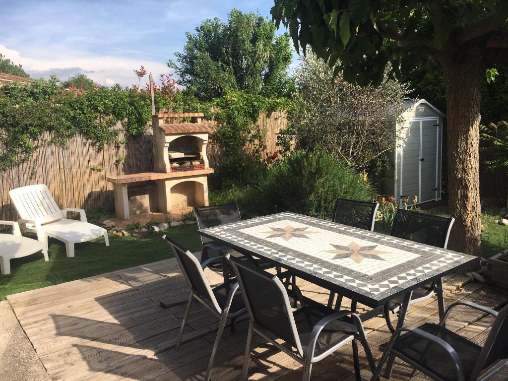 Κήπος έξω από το Aquamarine, un lieu zen au coeur de Vaison la Romaine