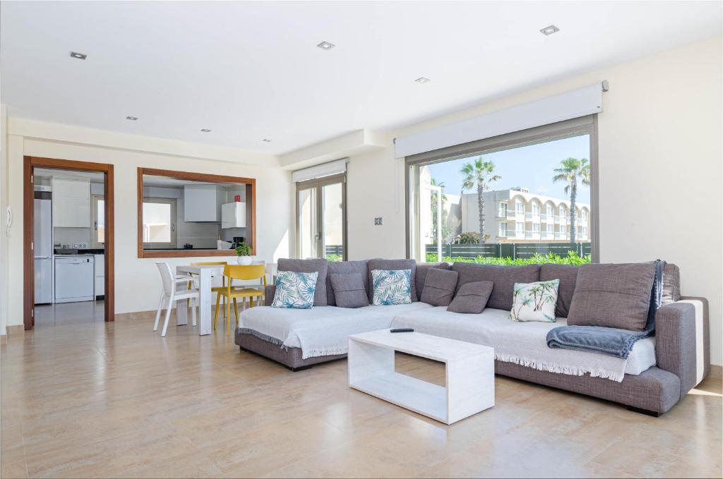Posedenie v ubytovaní YourHouse Juan, modern holiday house at the beach in Mallorca North