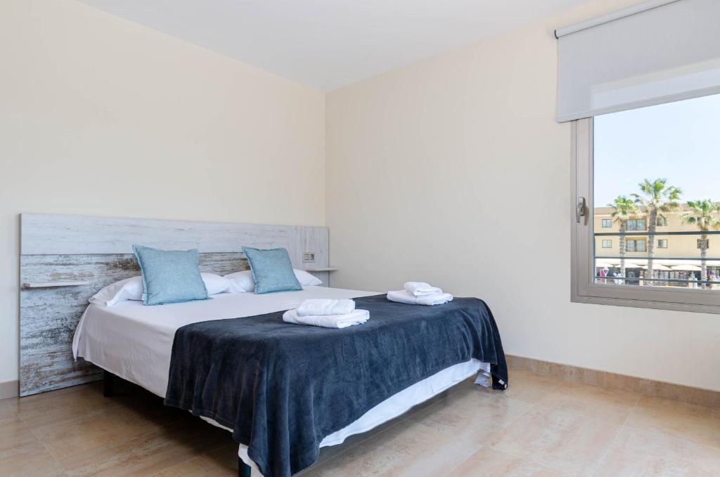 Posteľ alebo postele v izbe v ubytovaní YourHouse Juan, modern holiday house at the beach in Mallorca North