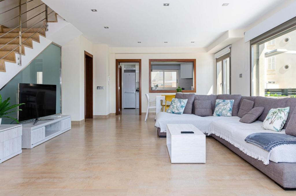 Posedenie v ubytovaní YourHouse Juan, modern holiday house at the beach in Mallorca North