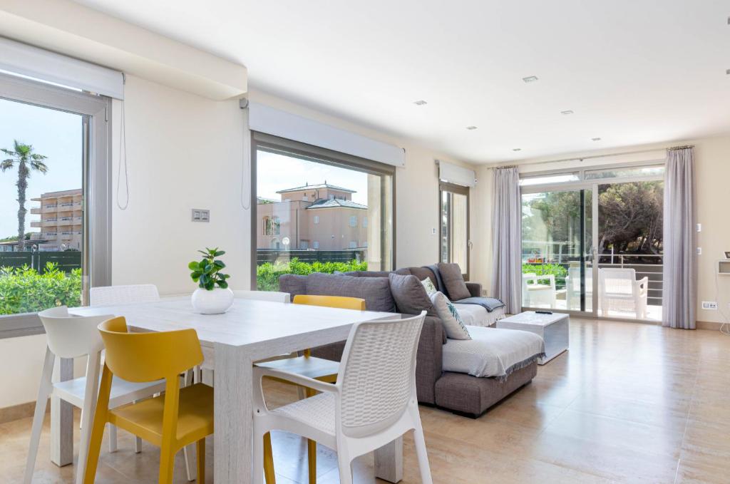 Posedenie v ubytovaní YourHouse Juan, modern holiday house at the beach in Mallorca North