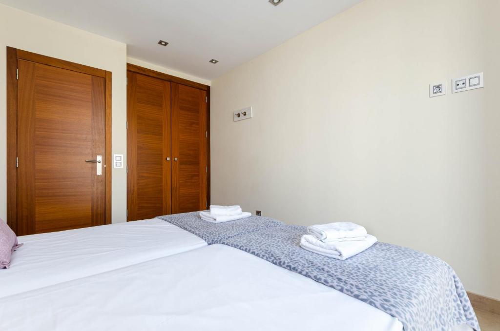Posteľ alebo postele v izbe v ubytovaní YourHouse Juan, modern holiday house at the beach in Mallorca North