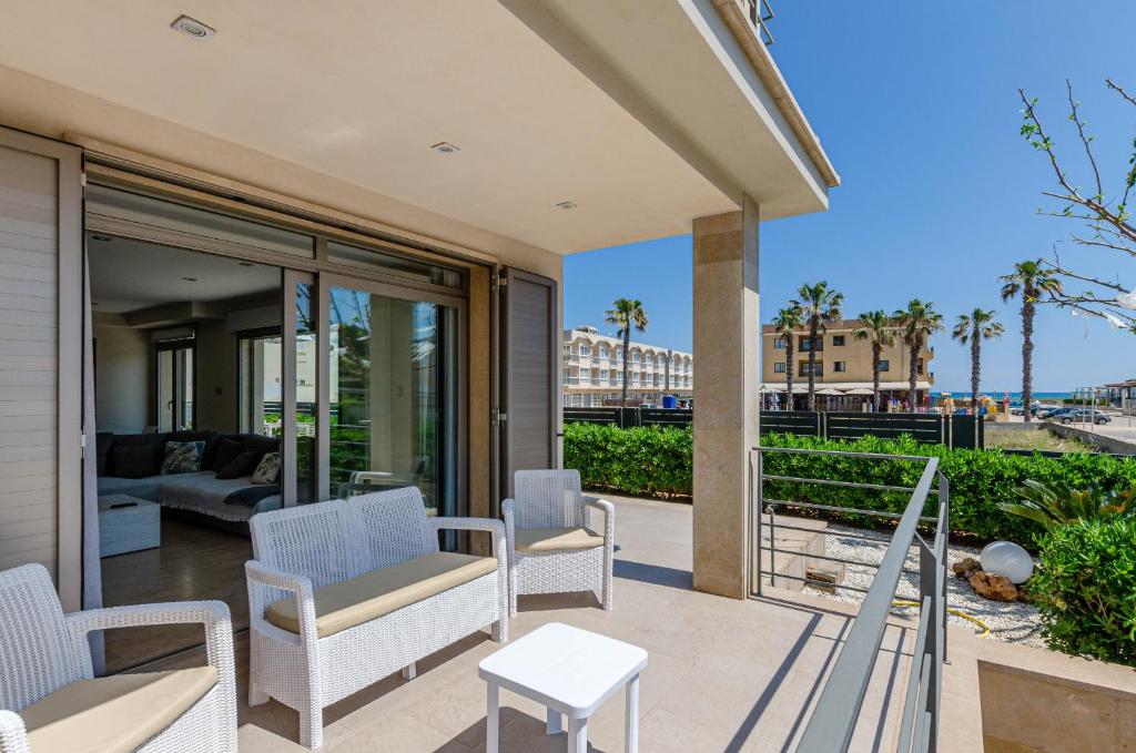 Balkón alebo terasa v ubytovaní YourHouse Juan, modern holiday house at the beach in Mallorca North