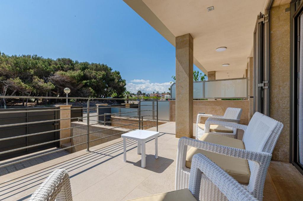 Balkón alebo terasa v ubytovaní YourHouse Juan, modern holiday house at the beach in Mallorca North