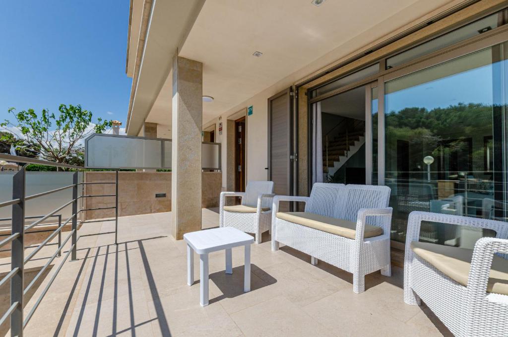 Balkón alebo terasa v ubytovaní YourHouse Juan, modern holiday house at the beach in Mallorca North