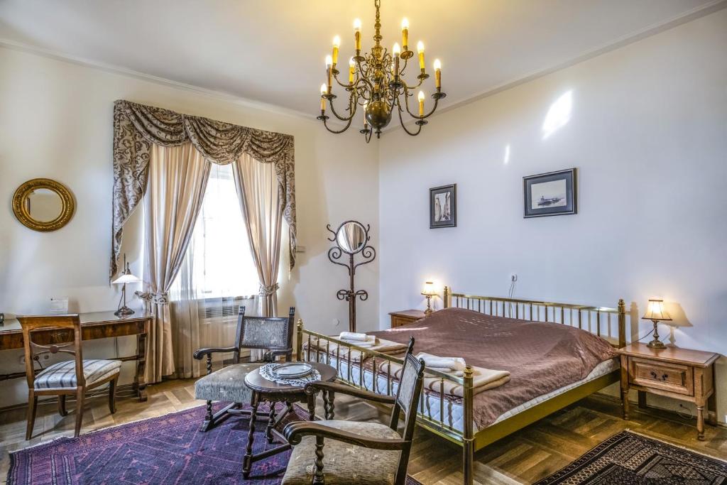 ブダペストにあるAcademy Pensionのベッドルーム1室(ベッド1台、テーブル、椅子付)