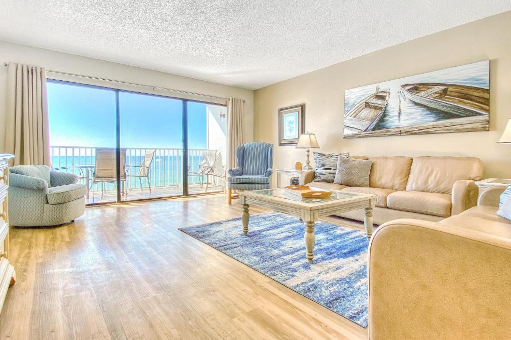 un soggiorno con un divano e un tavolo di Beach Palms 406 a Clearwater Beach