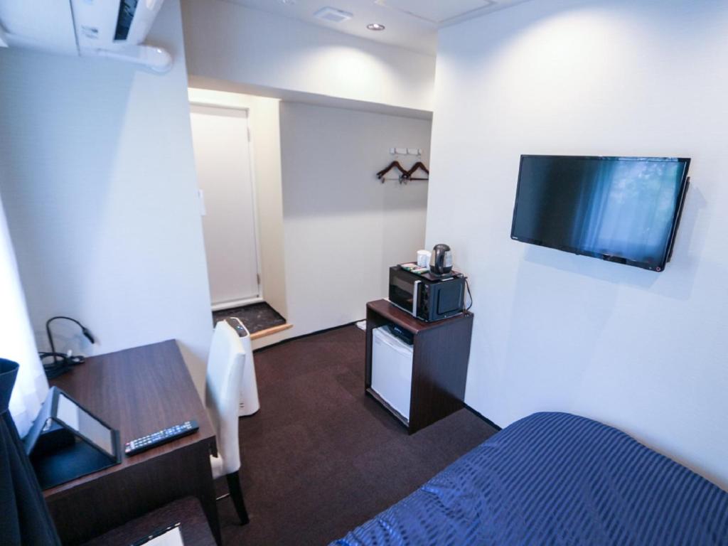 TV a/nebo společenská místnost v ubytování HOTEL LiVEMAX Yokohama Kannai Ekimae