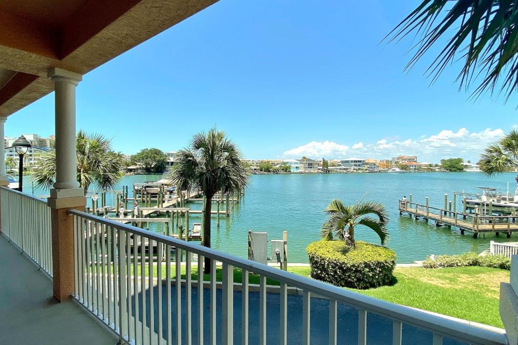 - un balcon offrant une vue sur l'eau dans l'établissement Harborview Grande 207, à Clearwater Beach