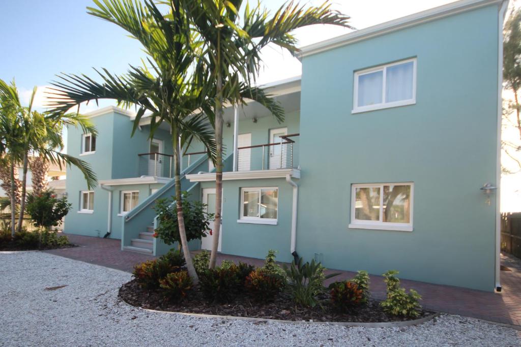 un bâtiment avec des palmiers en face de celui-ci dans l'établissement Bungalow Beach Place 1, à Clearwater Beach