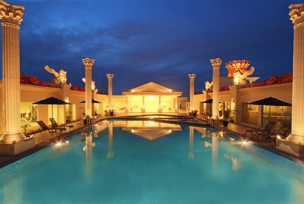 una gran piscina en un hotel por la noche en Harmoni One Convention Hotel and Service Apartments, en Batam Centre