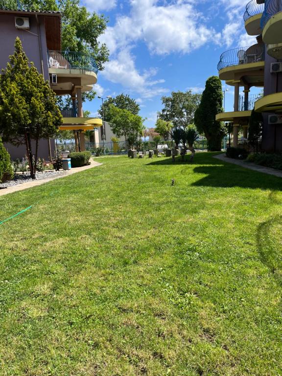 Къмпинг градина луксозен апартамент, Черноморец – Обновени цени 2023