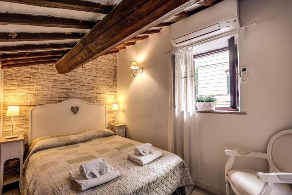 Magenta Collection Moro 4 في روما: غرفة نوم عليها سرير وفوط