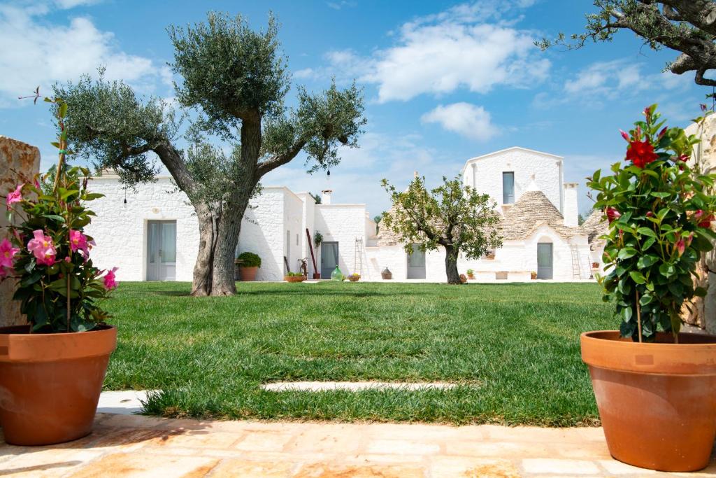 A garden outside Dimore Angiulli - Trulli di Charme