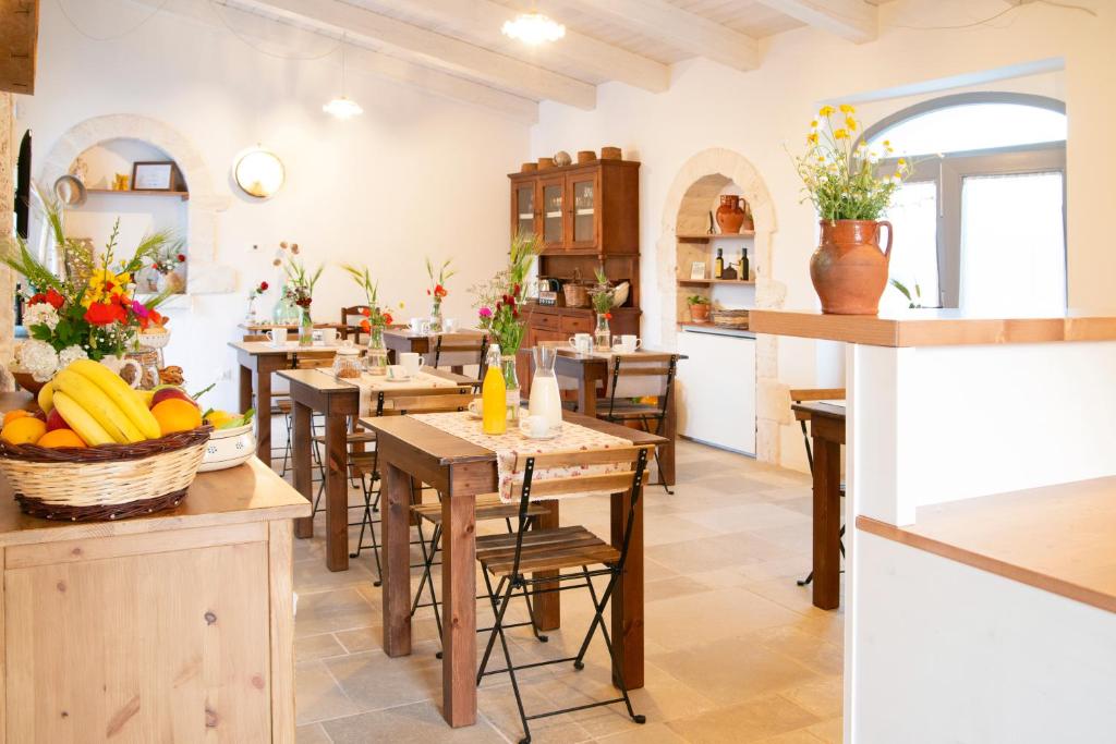 A restaurant or other place to eat at Dimore Angiulli - Trulli di Charme