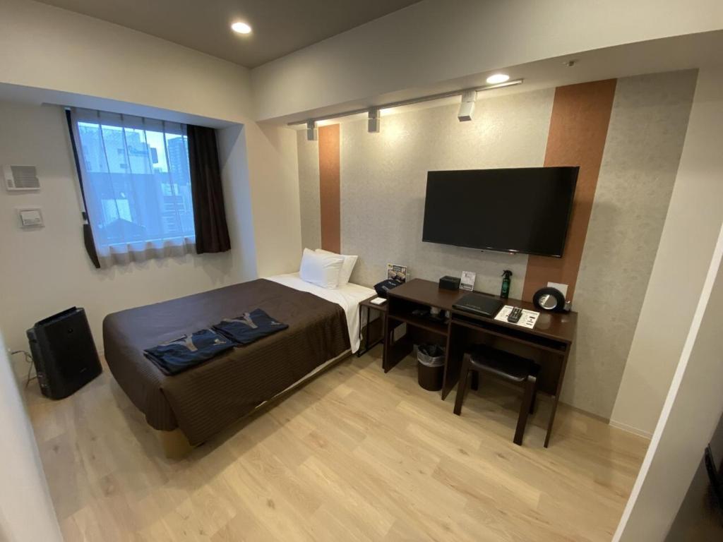 Postel nebo postele na pokoji v ubytování HOTEL LiVEMAX PREMIUM Nagoya Marunouchi
