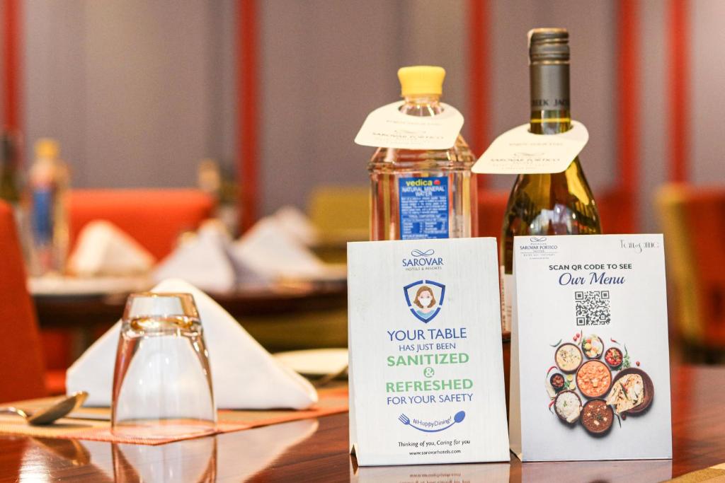 Nápoje v ubytování Mahagun Sarovar Portico Suites