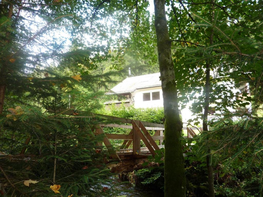 een houten brug voor een wit huis bij Apartment Schwarzwald Total in Freudenstadt