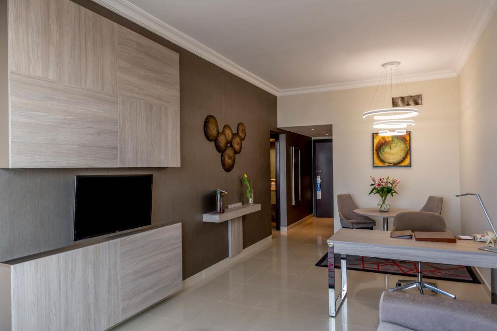 TV a/nebo společenská místnost v ubytování Two Seasons Hotel & Apartments
