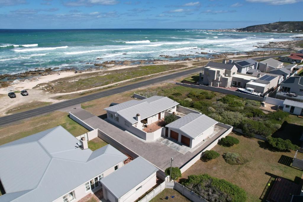 an aerial view of a house next to the ocean at Swem Jannie in Struisbaai