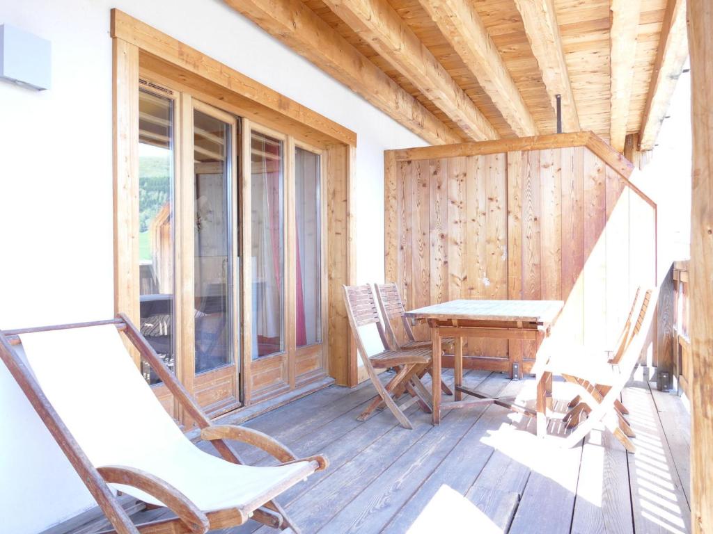 - une terrasse couverte avec une table et des chaises dans l'établissement Les 2 Alpes - Appartement cosy 6 pers, 45m2, terrasse - FR-1-546-21, à Les Deux Alpes