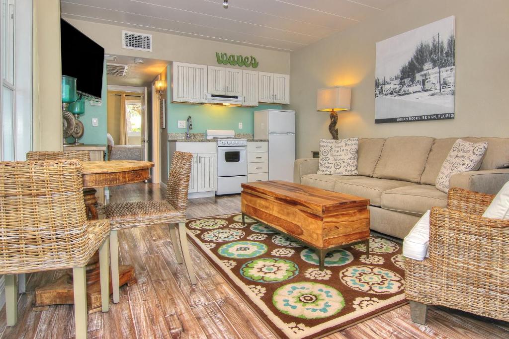 - un salon avec un canapé et une table dans l'établissement Bungalow Beach Place 4, à Clearwater Beach