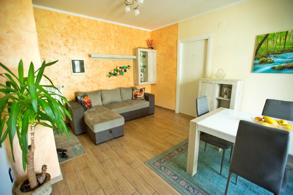 un soggiorno con divano e tavolo di Two bedrooms appartment a Montesilvano Marina