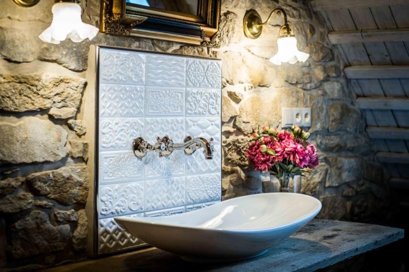 A bathroom at RESORT KOVÁRNA - Frýdštejn - stylové ubytování, luxusní wellness, zážitková restaurace
