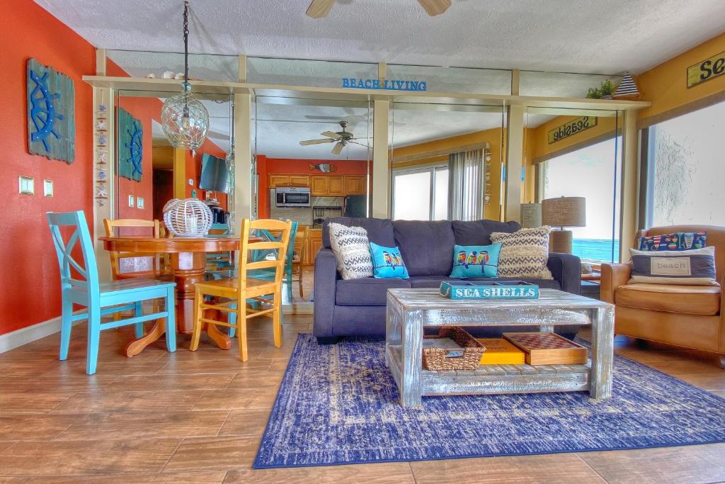 - un salon avec un canapé et une table dans l'établissement Belleair Beach Club 312, à Clearwater Beach