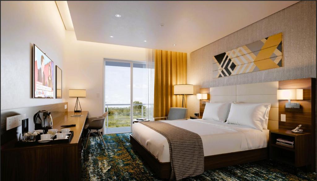ブランタイヤにあるMalawi Sun Hotelのベッドと大きな窓が備わるホテルルームです。
