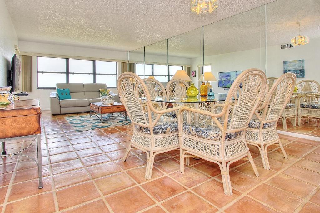 a dining room with a table and chairs at Landmark Towers 1606 in Clearwater Beach