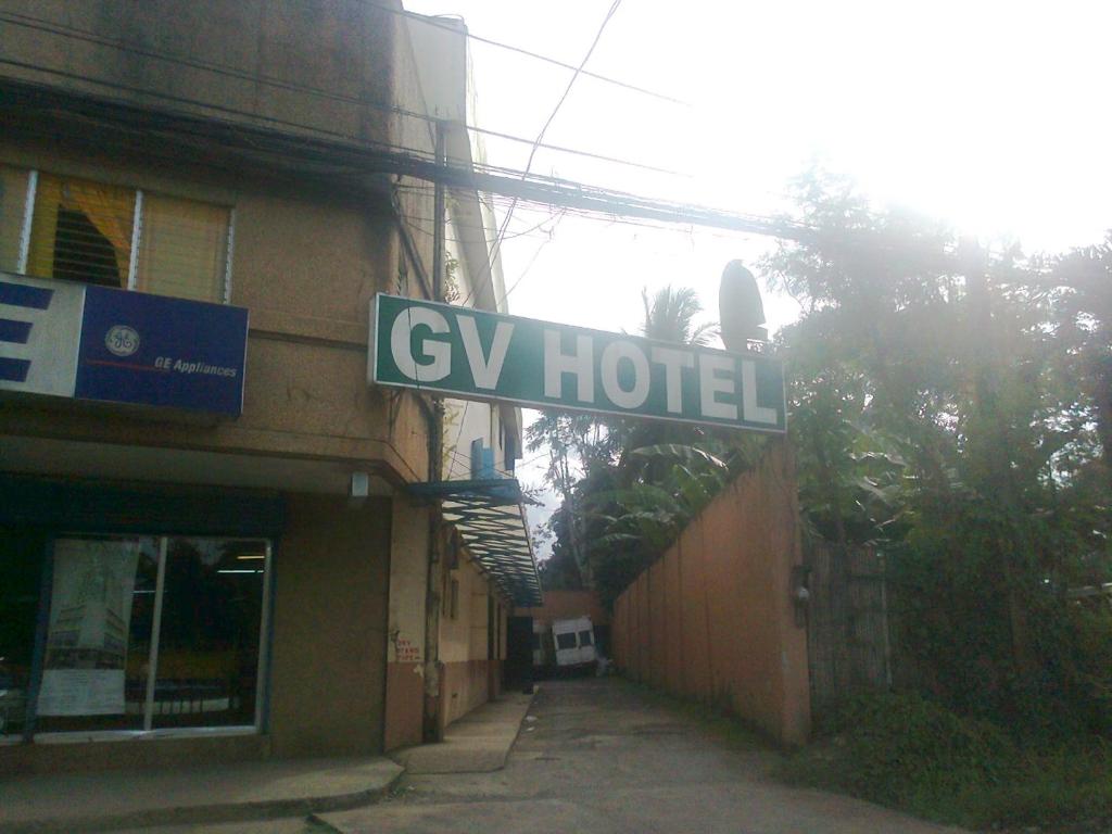 GV Hotel - Ipil في Ipil: علامة الشارع لفندق Gy أمام المبنى